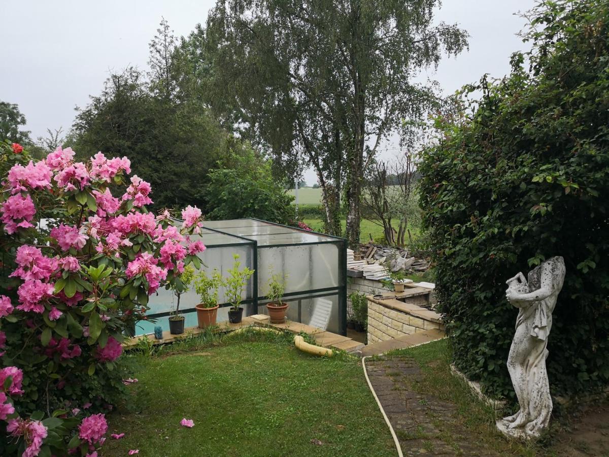 Au Jardin Fleuri Bed & Breakfast Secondigny Exterior photo