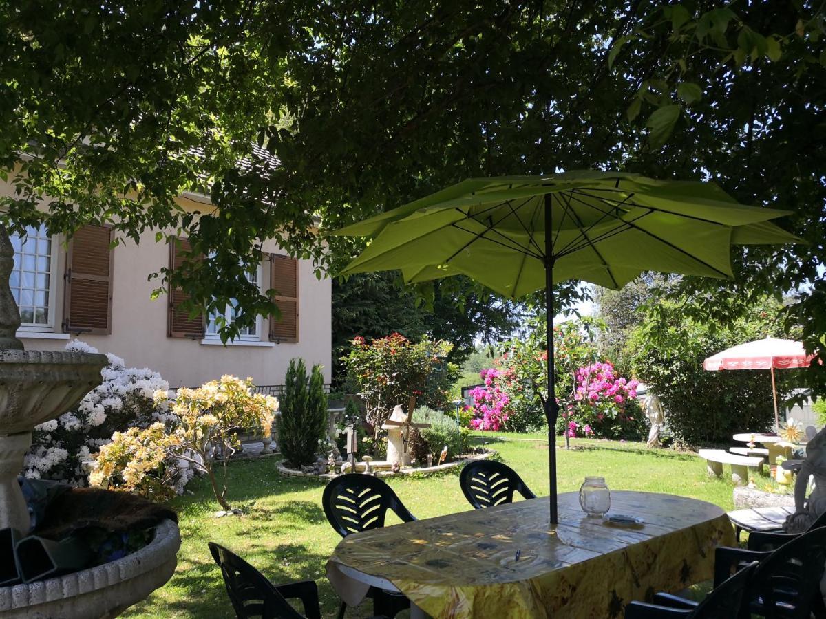 Au Jardin Fleuri Bed & Breakfast Secondigny Exterior photo