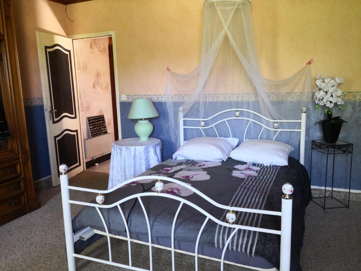 Au Jardin Fleuri Bed & Breakfast Secondigny Room photo