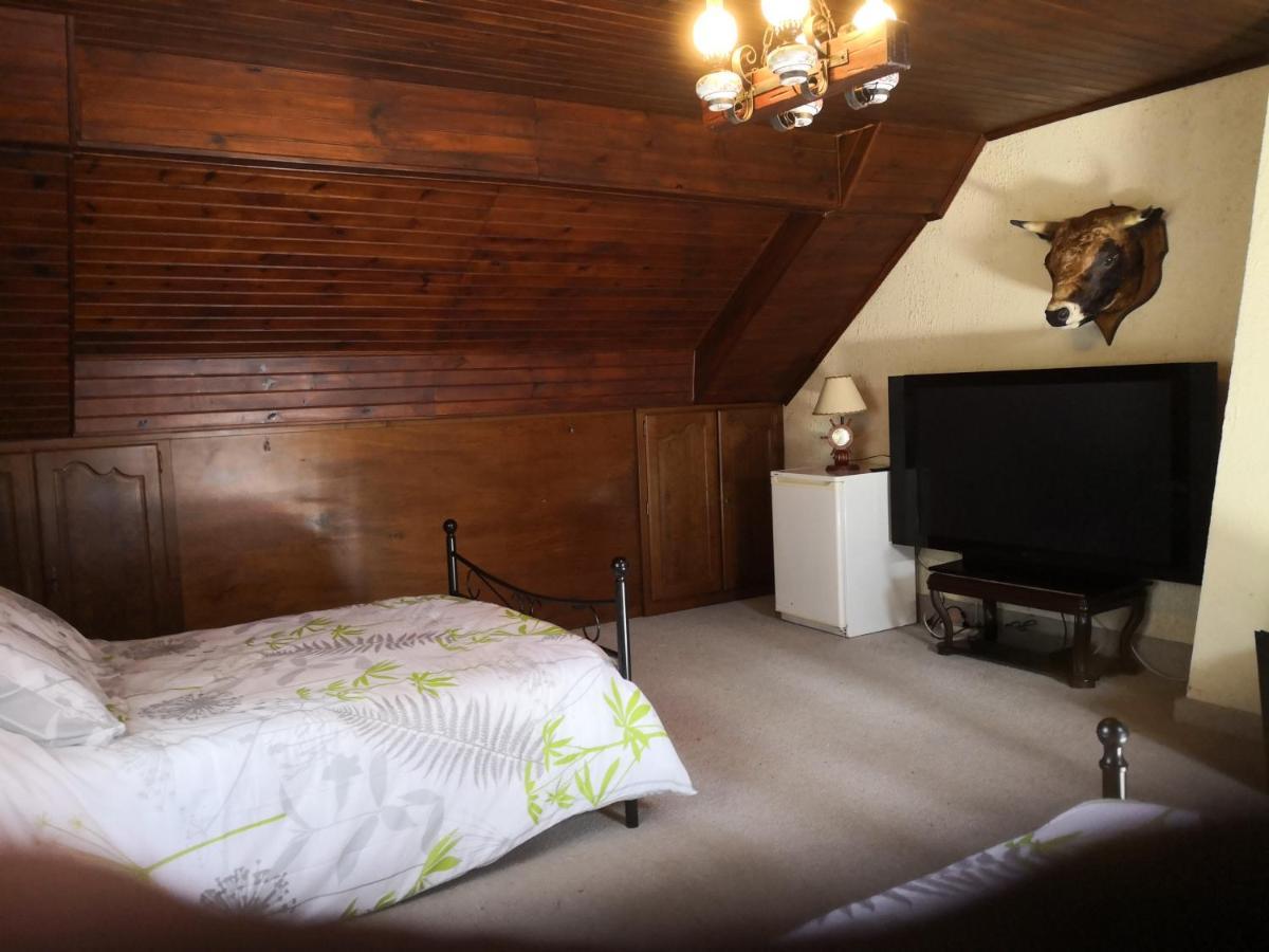 Au Jardin Fleuri Bed & Breakfast Secondigny Exterior photo