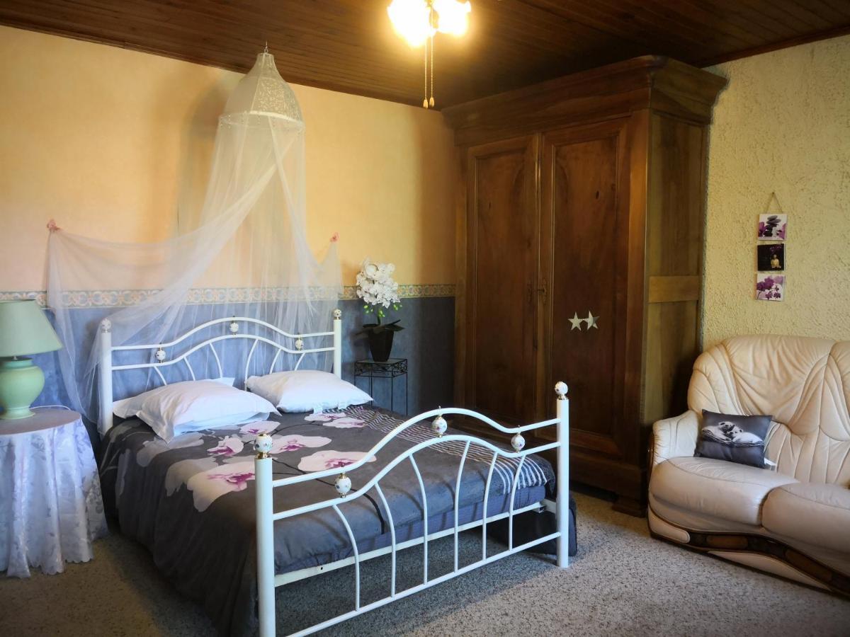 Au Jardin Fleuri Bed & Breakfast Secondigny Exterior photo